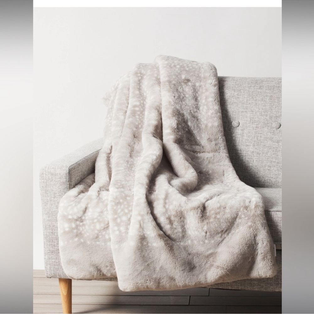 🎉LAST PIECE🎉ARTELIER NICOLE MILLER 50×60 Faux Fur‎ Throw